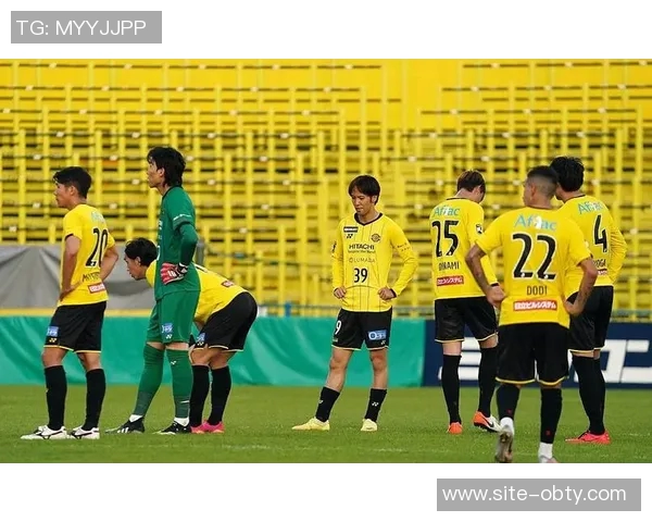 广岛三箭在J联赛杯决赛中以3-1战胜柏太阳神夺得队史第二冠吸引62466人观战