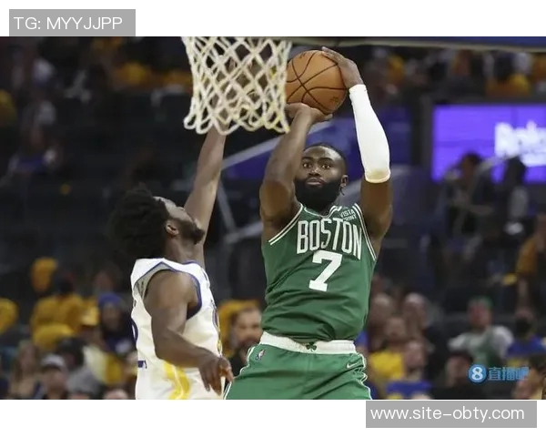 杰伦布朗首节表现起伏明显5投仅1中却抢下7篮板助攻2次失误3次